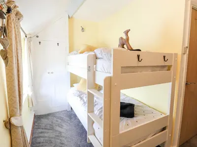a bunk bed room with two bunk beds at Neuadd Wen in Derwen
