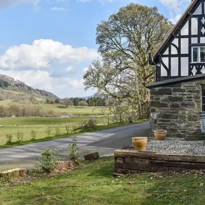 Crogen Gatehouse Lodge