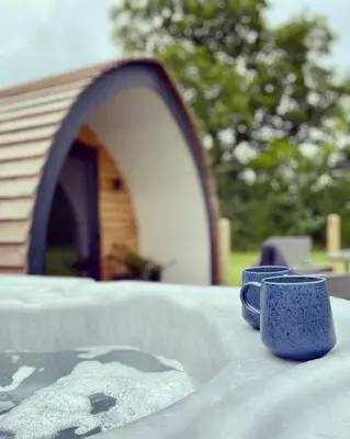 two blue cups sitting on top of a tub at EASTRIDGE GLAMPING in Shrewsbury