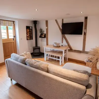 Bramble Cottage - Cosy 2 Bed With Deluxe HOT TUB & Log Burner