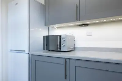 a microwave sitting on a counter in a kitchen at Fair Haven - Off Street Parking and Garden in Shrewsbury