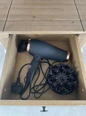 a wooden box with a hair dryer and a brush at Georgian 3 bed house in historic town centre in Shrewsbury