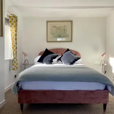Taylor Way - Superb Apartment with Living Room and Private Gated Parking
