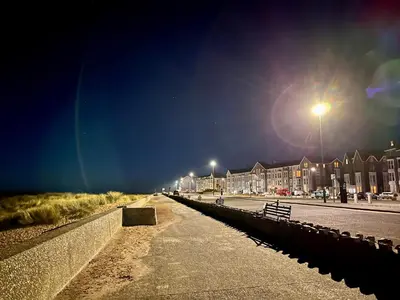 a street at night with a street light and houses at Deu-Ddrws in Barmouth