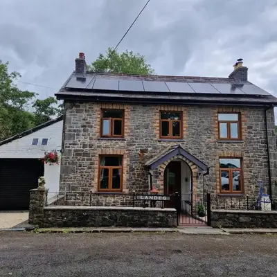 Cosy Riverside home