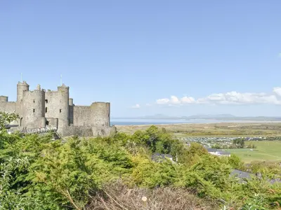 an image of a castle on a hill at Tryfar House in Harlech