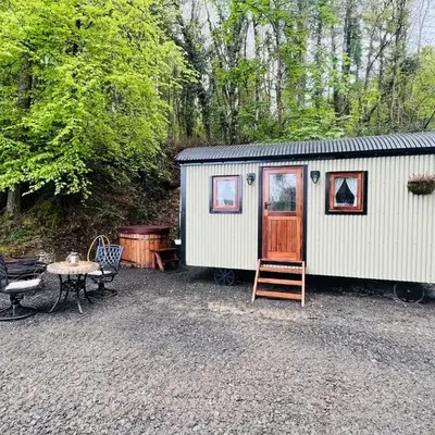 Romantic Shepherds Hut with Hot Tub in The Heart of Snowdonia